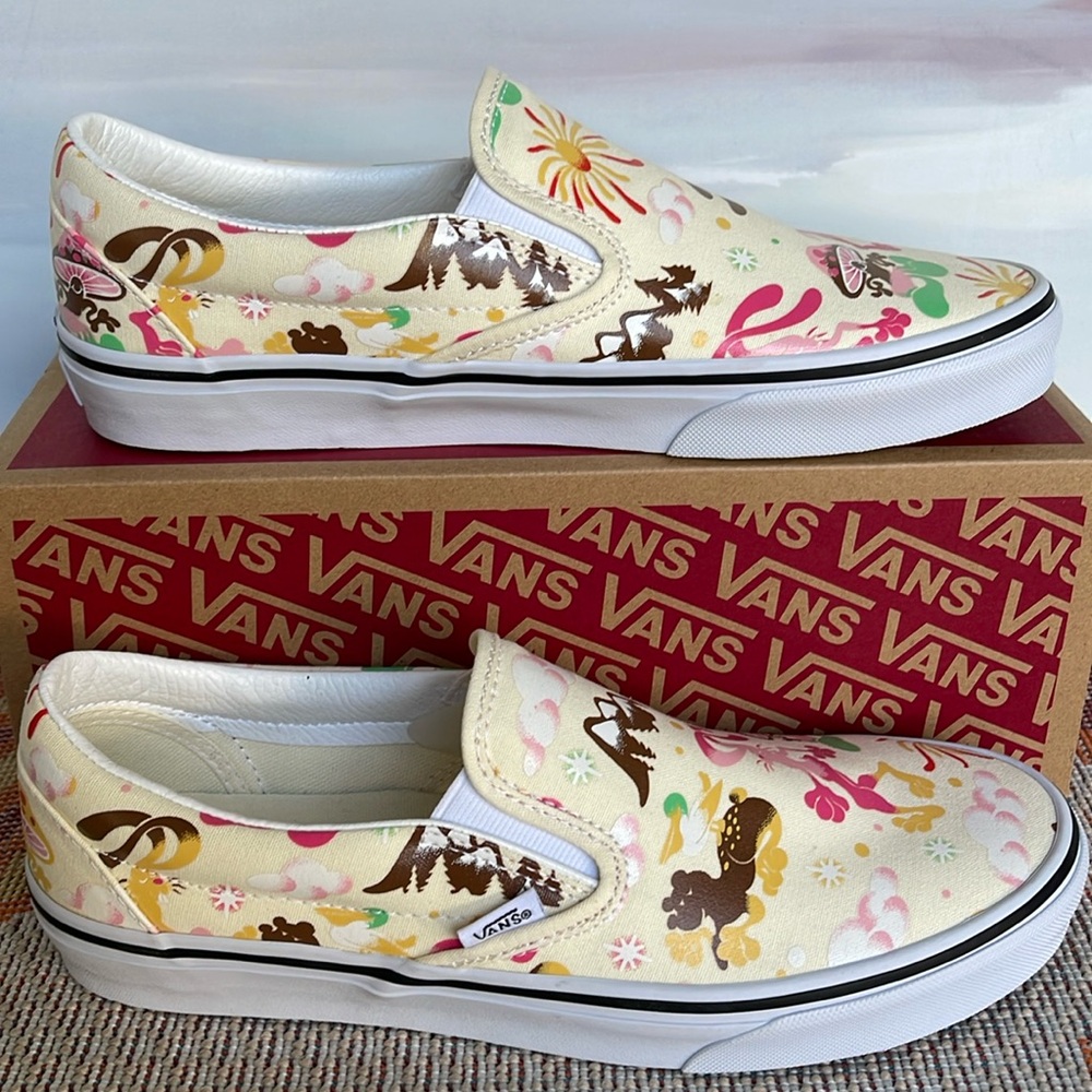 Vans WMNS Classic Slip-On
Get Outdoors Classic White 
VN000BVZFRL
Sneakers
